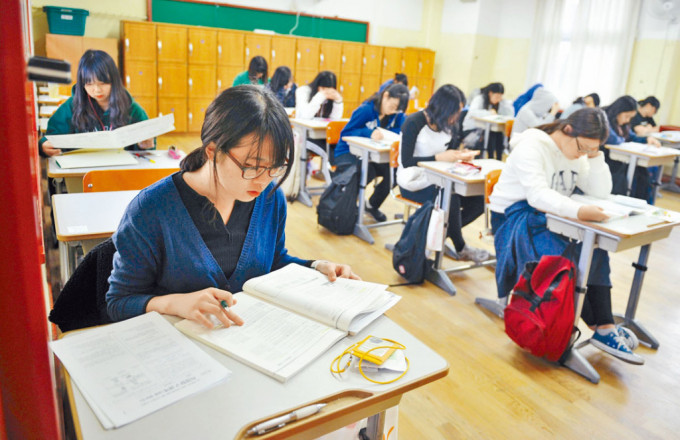 南韩学生在首尔参加年度高考。