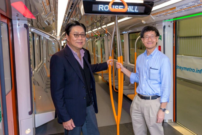 港铁主席马时亨、港铁行政总裁梁国权曾参观悉尼西北铁路綫列车的内部设计。