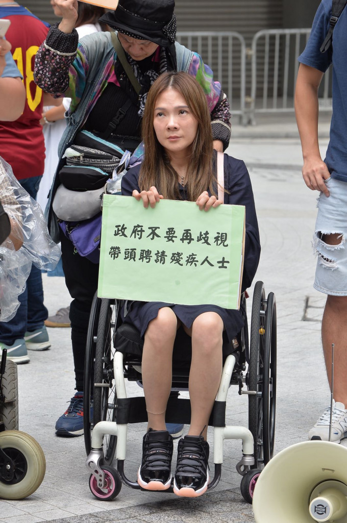 有残疾人士希望政府为残疾人士开设职位。黄贤创摄