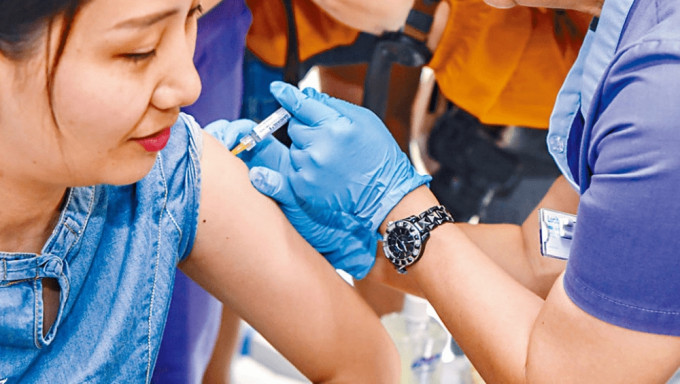 一名北京女士在接种HPV九价疫苗。资料图片