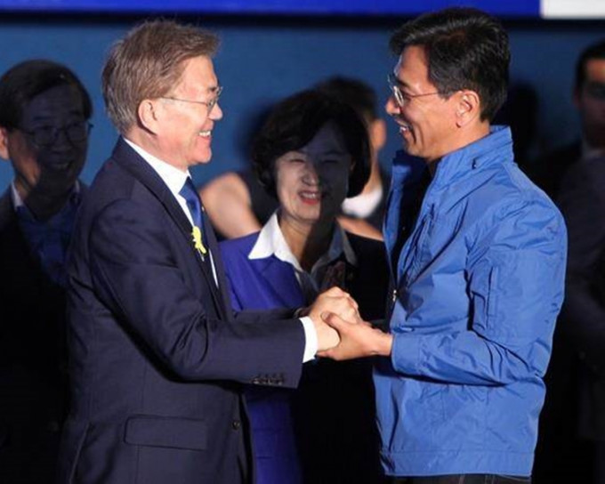 安熙正(右)去年曾與文在寅(左)角逐黨內總統提名。新華社