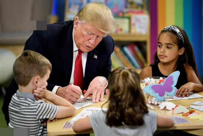 美國總統特朗普上周六 (25日)在一間兒童醫院教小孩塗美國國旗的顏色。網圖