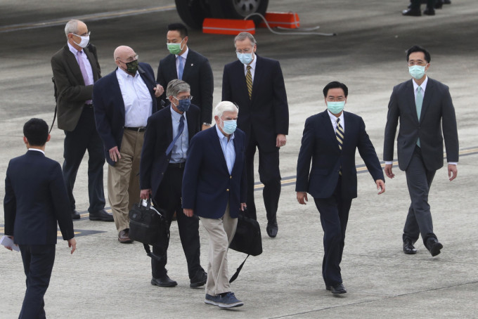 美國非官方代表團訪台，台外交部長吳釗燮及美國在台協會處長酈英傑，在松山機場迎接。AP圖片