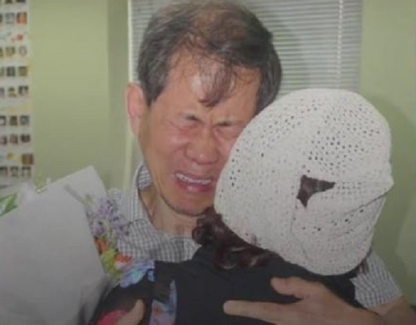 李智希兄妹52年后重遇，相拥而泣（网上图片）