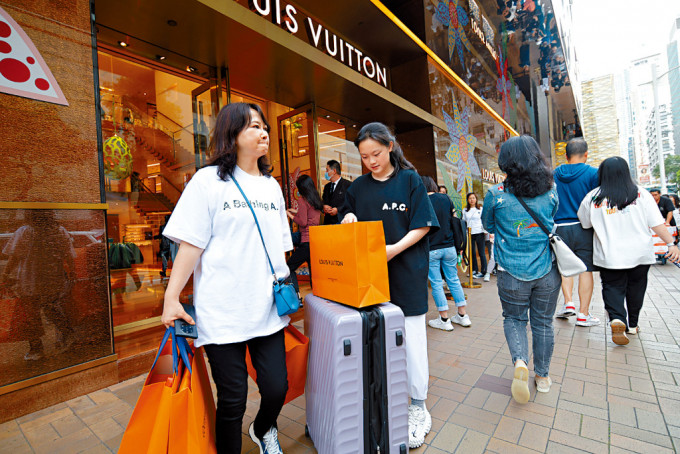 中央商務部在七一前推出措施提高赴港澳購物免稅額，有望刺激內地旅客消費意欲。