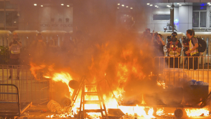 反修例期间，油尖旺一带有示威聚集纵火。资料图片
