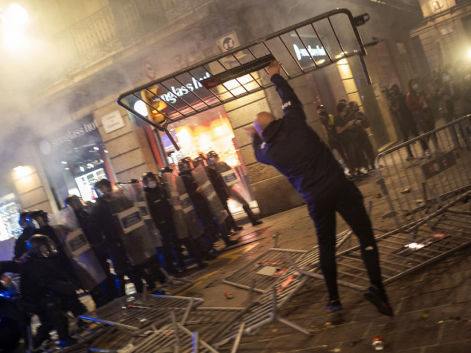 部分示威者與防暴警察爆發激烈衝突。AP