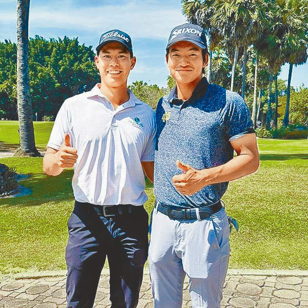 港球手張雄熙（左）及許龍一完成亞巡資格賽，獲得參賽資格。