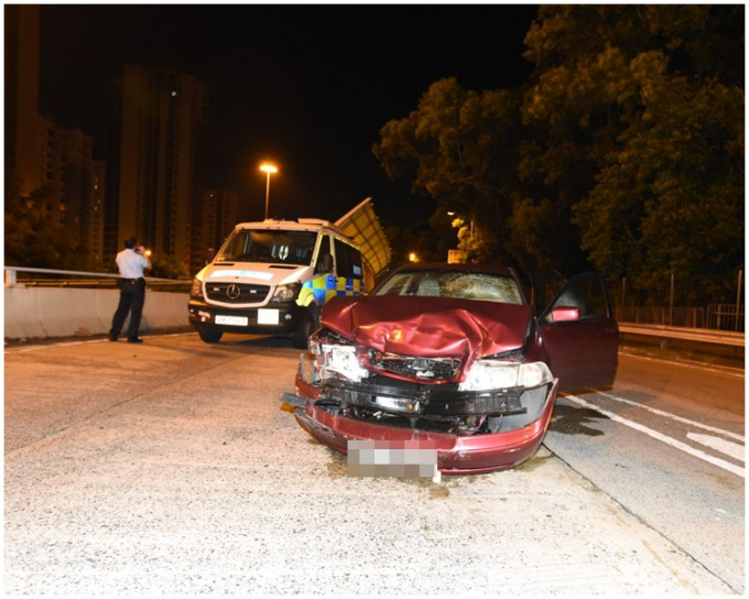 私家車車頭嚴重損毀及擋風玻璃碎裂。