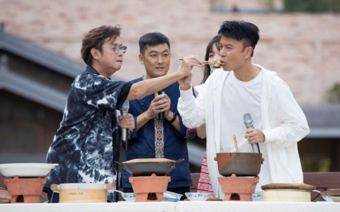 左麟右李一见面就来个吃播，阿伦即场给克勤喂食腊肉。