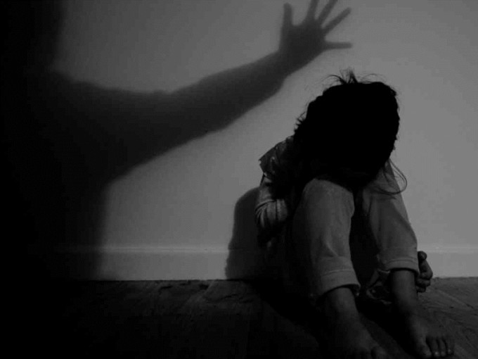 英國一名女子在11歲時遭到性誘拐，期後被販賣到不同城市讓100多人性侵。 示意圖片