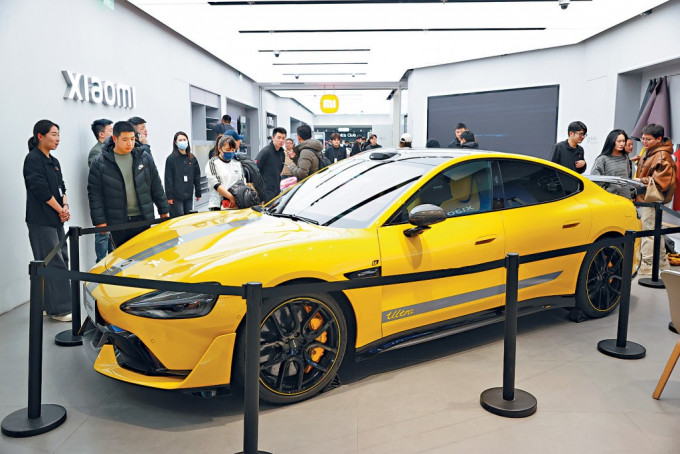 北京一商場內展示的小米汽車。