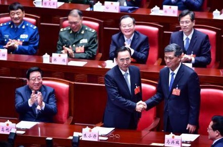 馬興瑞（右）當選為廣東省長後，與原廣東省長朱小丹（左）握手。中新社
