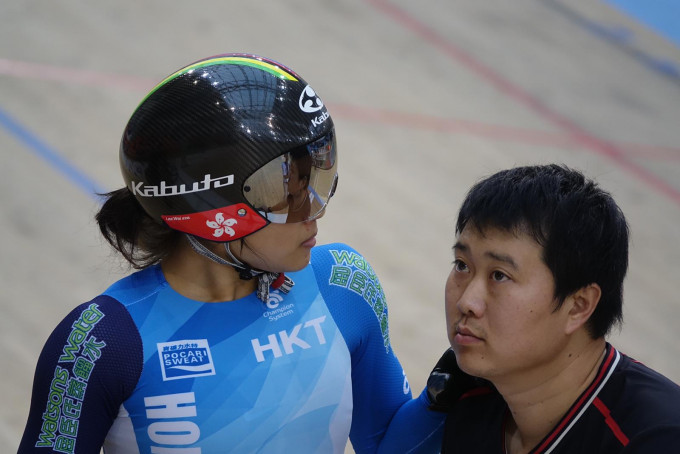李慧詩（左）無敵姿態晉身亞錦賽爭先賽四強。相片由香港單車隊提供