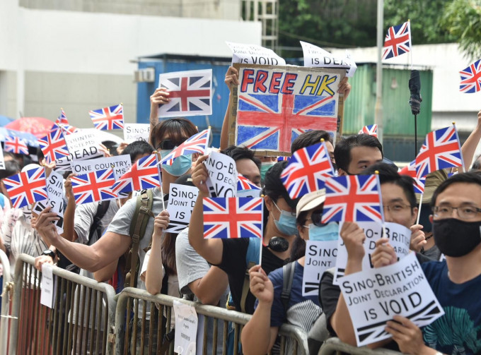 有人早前到英國駐港領事館集會，要求英方給予持有BNO護照人士完整的公民權利。資料圖片