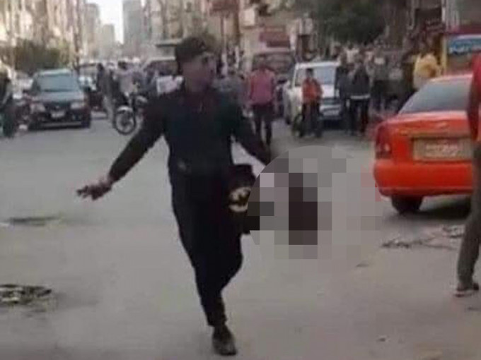 埃及男子斬人後拿頭顱街頭徘徊。