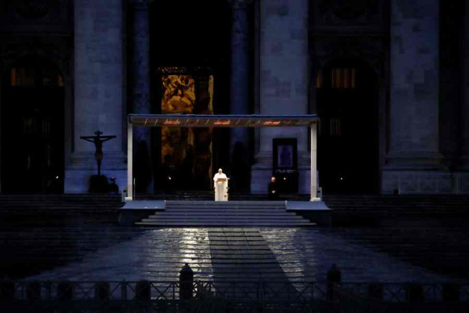 教宗站对著空无一人的广场发表「致全城与全球」讯息。AP