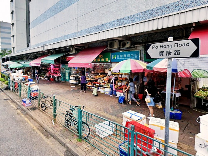 一名女子在将军澳富康花园街市购买菇类进食 ，疑出现食物中毒。资料图片