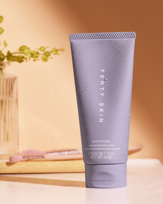 Fenty Skin Buff Ryder的包装设计由多达14%的消费后回收物料制成，身体磨砂膏的配方同时亦是无添加、纯素及无麸质，并坚守零残忍原则 。