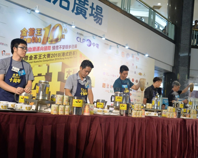 33名师傅参加港式奶茶比赛。