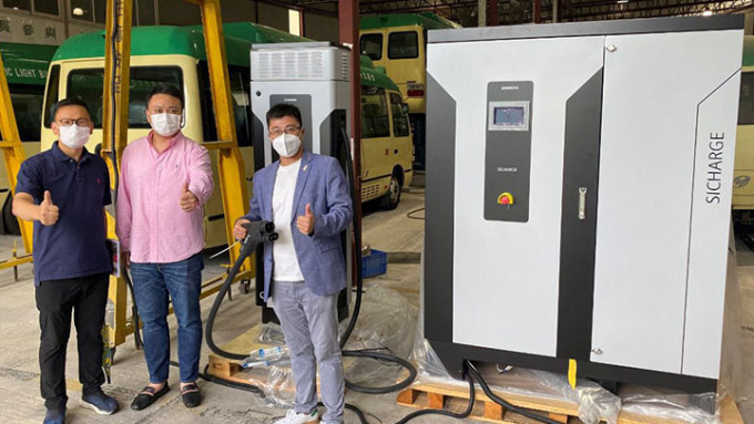 立法会议员陈恒镔、颜汶羽及李世荣到香港本地科研公司视察电动小巴及充电设施。