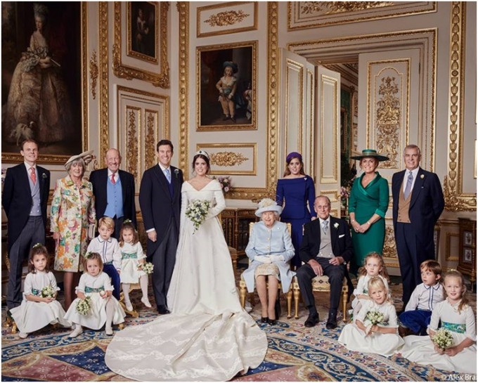 家庭大合照是在温莎堡内拍摄，双方家人同聚一堂。皇室fb