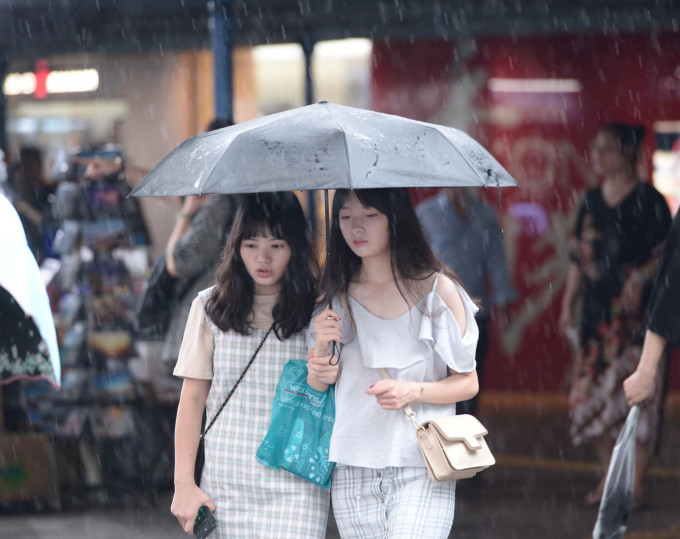 本港下午大部分地區錄得超過30毫米雨量。