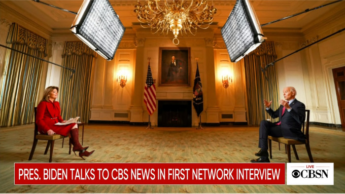 拜登(右)接受CBS主持人Norah O’Donnell采访。