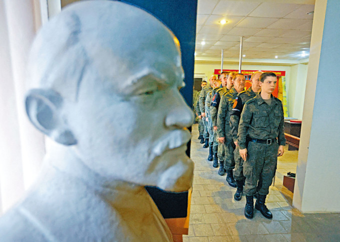 烏東盧甘斯克的一批士兵，在前蘇聯領袖列寧的雕像旁，就入俄公投列隊投票。