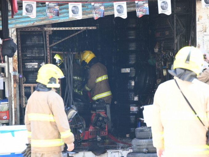 長沙灣一間車房疑因充電器過熱起火，消防到場救熄。