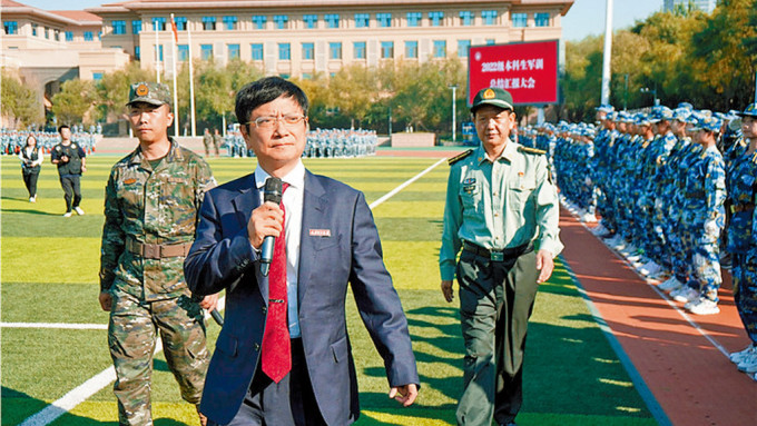 郑强（前中）去年「检阅」接受军训的学生。