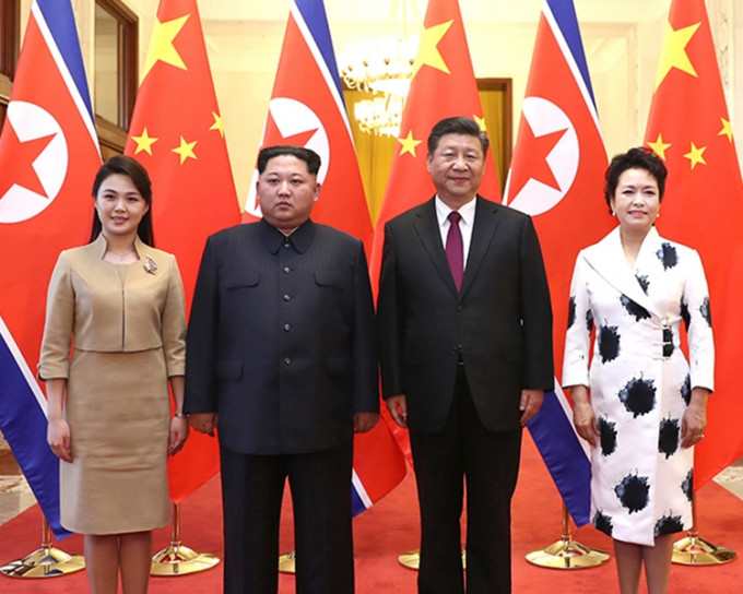 金正恩在妻子李雪主陪同下，非正式訪問中國。新華社圖片