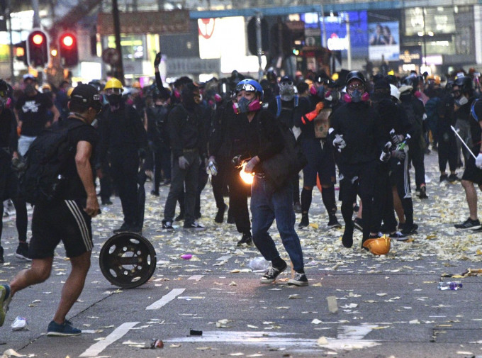 示威者昨与警方在多区爆发冲突。资料图片