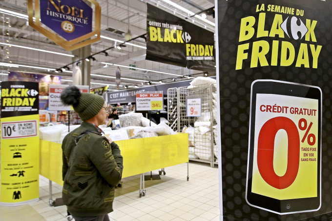 法國國會擬反浪費禁「黑色星期五」。AP