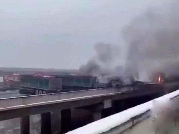陕西包茂高速40馀辆车相撞。
