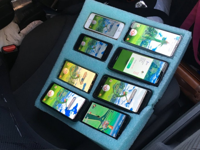 司机同时使用8部手机玩《Pokemon GO》捉精灵引起误会。Twitter图片