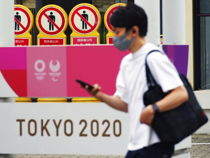 日本传媒报道指，当局正考虑要求入场观看东京奥运的人士，必须出示新冠疫苗接种记录，或一周内的的病毒检测阴性证明。AP图片