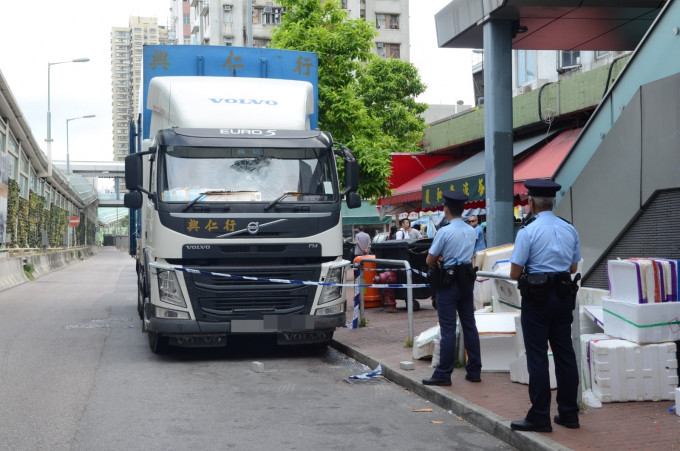 案中遭擲磚頭損毀的貨車。資料圖片