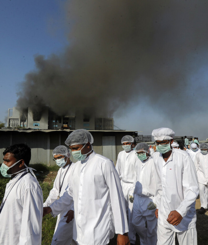 印度疫苗厂房建筑工地发生大火。AP图片