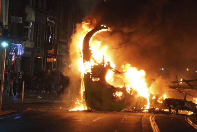 都柏林反多移民騷亂中，多架汽車被暴徒縱火燒毀。美聯社