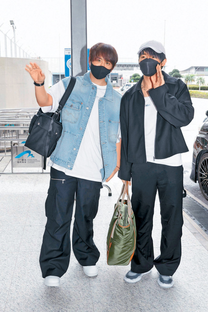 姜涛与Ian一齐抵达机场。