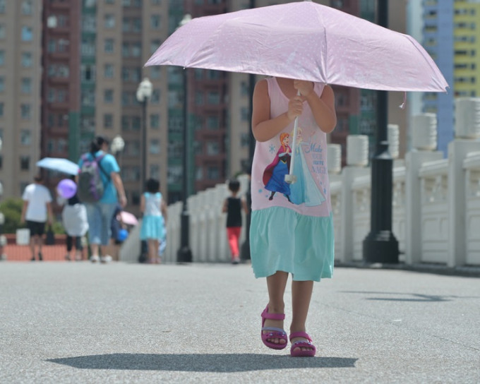 高空反气旋增强，周末热爆32℃。资料图片