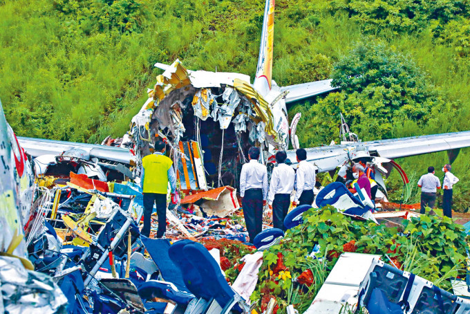 ■滑出跑道墜毀的客機殘骸。