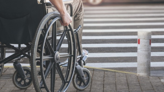调查指逾半轮椅使用者认为无障碍设施不足。网图
