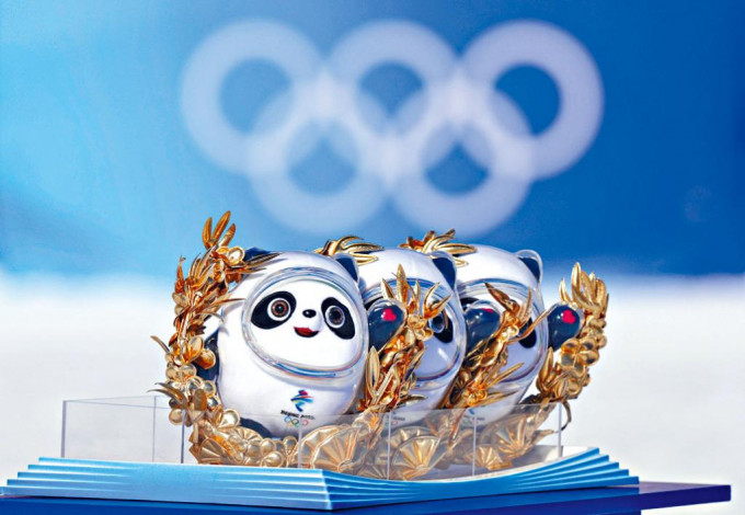 冬奥会颁发纪念品仪式上的冰墩墩。
