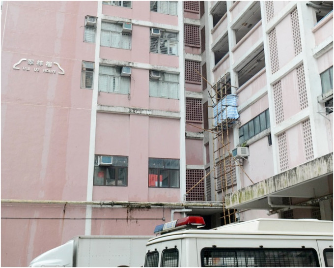 女事主在翠屏北邨翠梓楼堕楼，当场死亡。资料图片