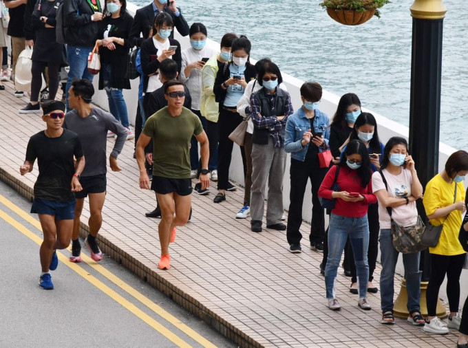 位於海港城的臨時檢測站今早出現排隊人流。