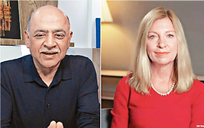 Arvind Krishna与CVS Health行政总裁Karen Lynch（左）对话：Watson虚拟语音助手为CVS接听超过100万个电话查询，大部分毋须人手接听。