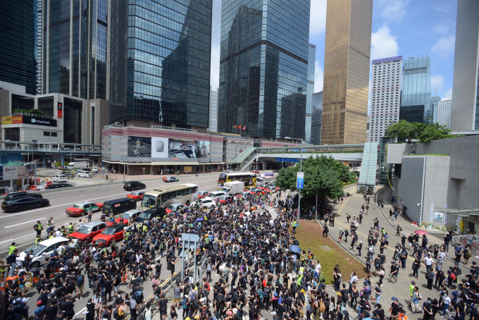 示威者佔據夏慤道東西行大部分行車線。