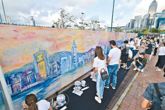 ■《中環夏誌》與《莫奈花園》合作「維港日出．印象」巨型壁畫。